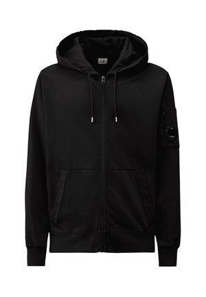 Felpa nera con cappuccio con cerniera, cordoncino, tasche frontali e una toppa circolare con logo sulla tasca della manica sinistra.