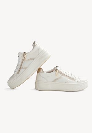 Sneakers platform bianchi con dettagli dorati, dotati di una cerniera laterale, pelle testurizzata e un design con punta arrotondata.