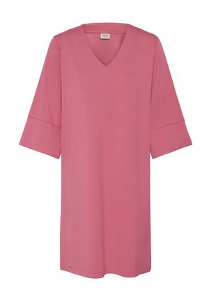 Rozā ceļgalu garuma kleita ar V veida izgriezumu un platiem 3/4 garuma piedurknēm, izgatavota no gludas auduma, attēlota uz balta fona.