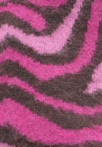 Close-up de tecido de malha com textura felpuda apresentando riscas onduladas em rosa e cinzento escuro num padrão abstrato.