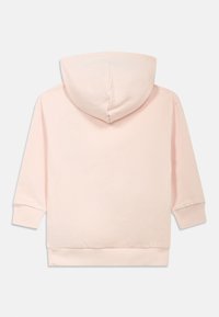 Sweatshirt rosa claro com uma textura suave, apresentando um grande capuz, mangas compridas e uma bainha canelada. Design simples sem gráficos visíveis.