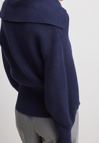 NA-KD Sweter
