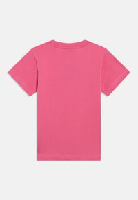 Ροζ κοντομάνικο T-shirt. Μαλακό βαμβακερό υλικό με κλασικό στρογγυλό λαιμόκοψη. Χωρίς σχέδια ή διακοσμητικά, ομοιόμορφο χρώμα σε όλο το ύφασμα. Πλάγια όψη από πίσω.