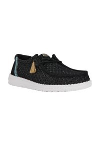 Zwarte textielsneaker met witte zool, voorzien van een kwastaccent en een blauwe patroonstreep aan de zijkant. Minimalistisch vetersysteem.