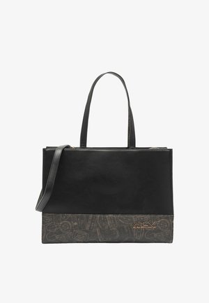 Borsa tote in pelle nera con design strutturato, caratterizzata da una parte superiore liscia e una sezione inferiore decorata con motivi a tema viaggio e logo dorato.