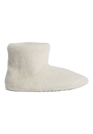 Vita pälsankelboots med rund tå och mjuk textur; har en lyxig, mysig design som är lämplig för inomhusbruk.