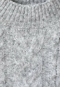 Szary dziany sweter z teksturowanym wzorem warkocza i prążkowanym dekoltem. Miękki, puszysty materiał o warstwowej grubości i subtelnych odcieniach.