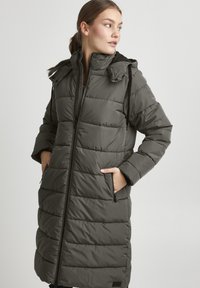 Lang puffer jakke i mørkegrå, med glidelås, hette, lapplommer og horisontalt quiltet tekstur. Holdbart stoff.