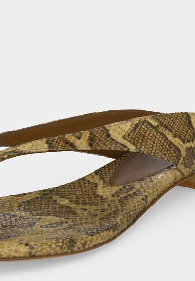 Σανδάλι ανοιχτής μύτης με καφέ και ταμπά σχέδιο από φίδι και ένα λουράκι που διασχίζει το πόδι, παρουσιασμένο σε λευκό φόντο.