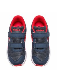 Scarpe sportive blu navy e rosse con upper in rete tessile, due cinturini regolabili in velcro e suola in gomma bianca. Presenta il logo del marchio sulla linguetta.