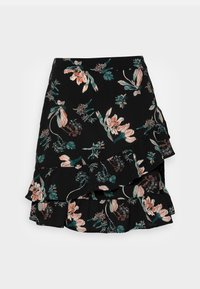 Gonna avvolgente nera con motivi floreali, strati di balze e fantasie di fiori rosa, verdi e bianchi su sfondo bianco.