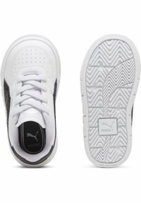 Fekete-fehér sneaker, textúrált felsőrésszel, fűzőzárral és gumitalppal, amely cikkcakkos mintával rendelkezik. A márkájának logója a nyelvén található.