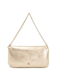 Gouden metalen clutch tas met een gladde textuur en subtiele glans. Voorzien van een kettingband en een reliëflogo-detail aan de voorkant.