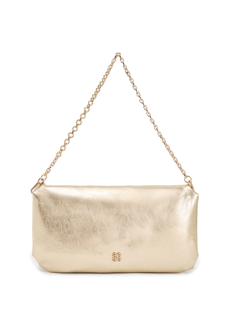 Gouden metalen clutch tas met een gladde textuur en subtiele glans. Voorzien van een kettingband en een reliëflogo-detail aan de voorkant.