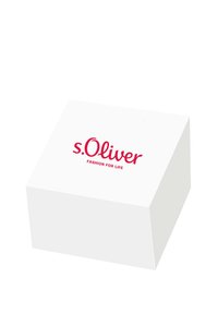Witte rechthoekige doos met een gladde oppervlakte, met een rood logo dat prominent 's.Oliver FASHION FOR LIFE' op de bovenkant leest.