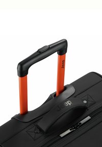 Maleta negra con asa telescópica naranja. Cuenta con un asa de agarre con logotipo en relieve y cierre de cremallera. Material duradero y diseño funcional.