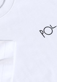 Biała bawełniana koszulka z okrągłym dekoltem i krótkimi rękawami, z czarnym nadrukiem logo "POL." na przodzie. Gładka tekstura.