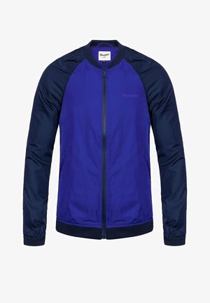 Leichte Bomberjacke in Blau und Marine mit Reißverschluss vorne, elastischen Bündchen und dezentem Wrangler-Logo auf der Brust.