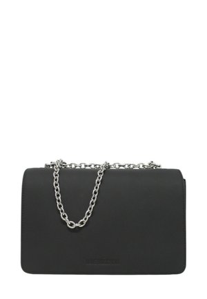 Clutch nera in ecopelle con tracolla in catena argentata, forma rettangolare, superficie liscia e logo impresso sul frontale.