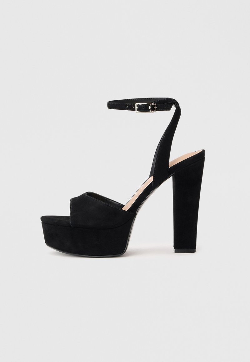 Zwarte platform sandaal met hoge hak en dikke blokhak, open teen, enkelriem en zilveren gespsluiting.