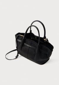 Crna kožna torba s dva gornja držača, uklonjivim remenom za rame i zlatnim detaljima. Ima elegantan, strukturiran dizajn.
