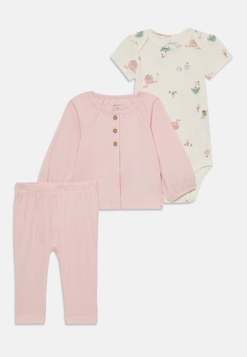 Set omvat een roze geribbelde lange mouw cardigan met houten knopen, bijpassende legging en een korte mouw crèmekleurige romper met een patroon van huizen en bomen.