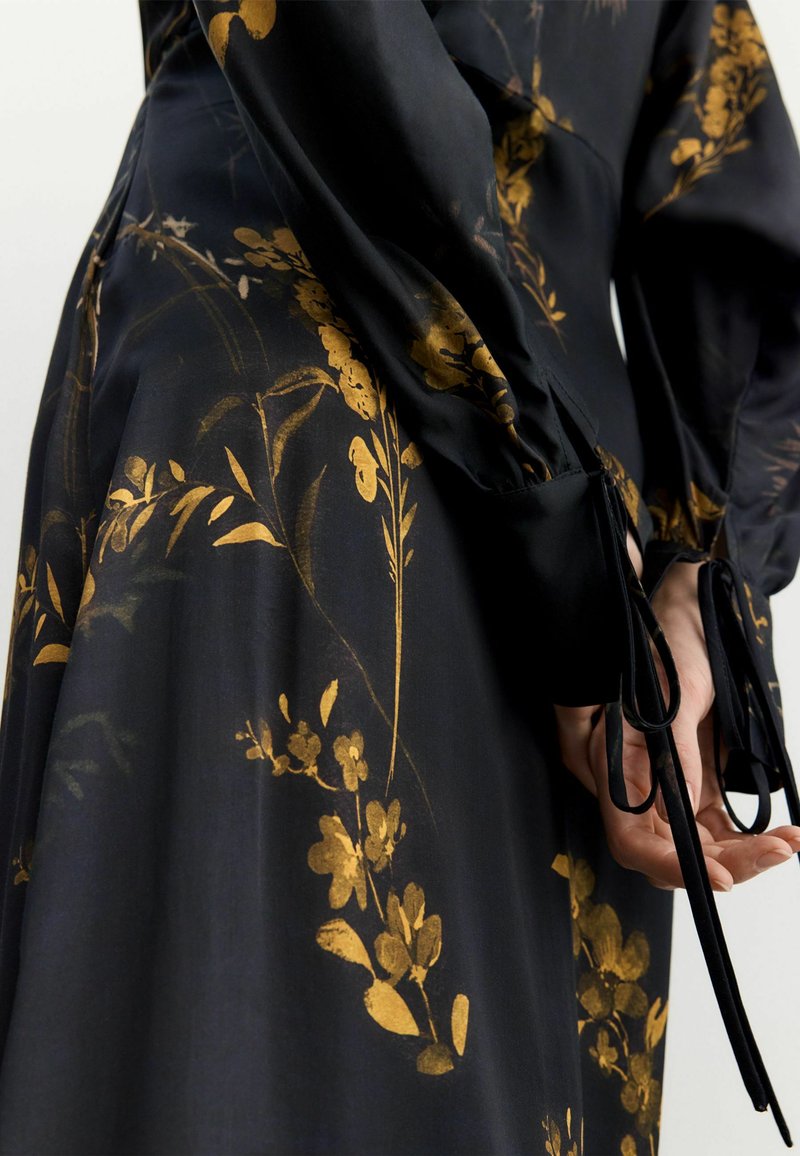 BHOEM REGULAR FIT - FLORAL PRINT KIMONO MIDI - Day dress - black - Zalando BHOEM REGULAR FIT - FLORAL PRINT KIMONO MIDI - Day dress - black - Zalando