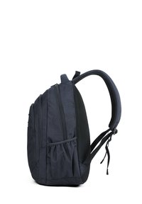 Zaino in tessuto nero con più scomparti con cerniera, pannello posteriore in rete, spallacci imbottiti e una superficie testurizzata per durabilità.