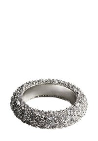 Anello d'argento con una texture intricata, caratterizzato da una fasciatura ricoperta di piccole pietre scintillanti, creando un effetto visivo a strati.