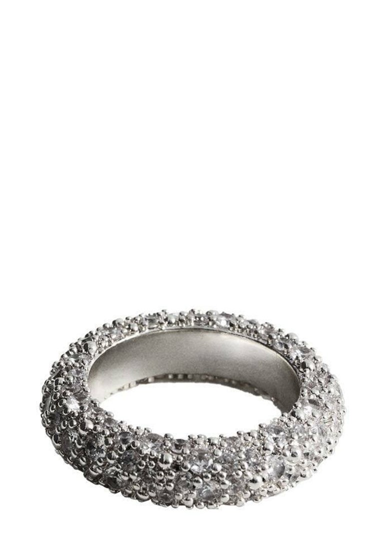 Anello d'argento con una texture intricata, caratterizzato da una fasciatura ricoperta di piccole pietre scintillanti, creando un effetto visivo a strati.