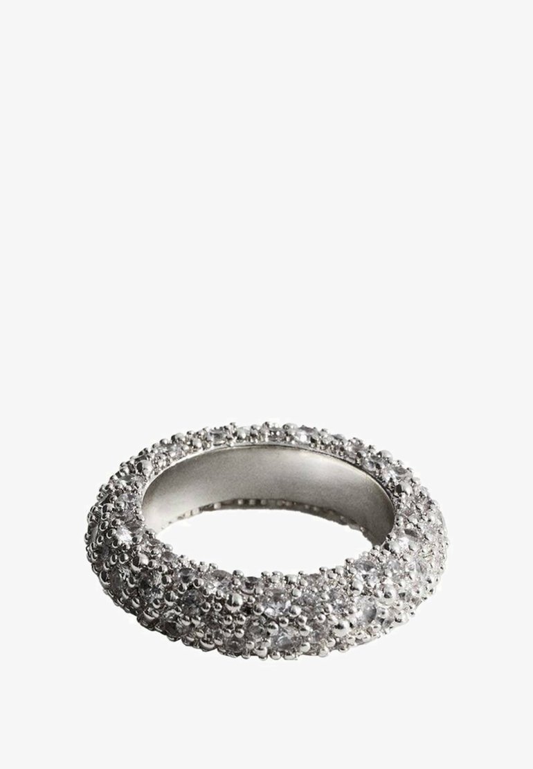 Inel de argint cu o textură complicată, având un bandă acoperită cu mici pietre strălucitoare, care creează un efect vizual stratificat.