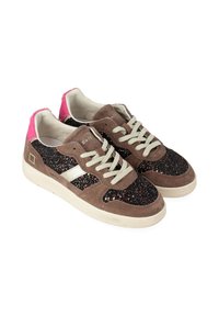 Sneaker in suede marrone con dettagli in glitter nero, striscia bianca e accenti di pelliccia rosa. Suola plana in gomma beige e lacci di colore chiaro.