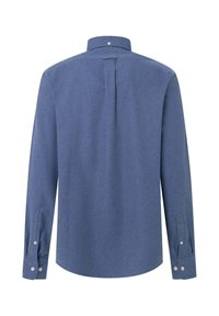 Camisa de manga larga de tela azul oscuro, con cuello y pliegue en la espalda, presenta puños con botones y una textura suave. Sin patrones ni acentos visibles.