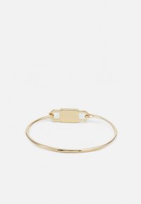 Bracciale in metallo dorato con un design circolare e liscio. Presenta una chiusura rettangolare con accenti trasparenti su entrambi i lati.