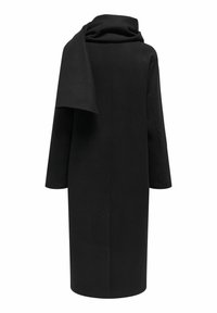 Cappotto nero doppiopetto con colletto alto e un lungo sciarpa drappeggiata. Presenta maniche a taglio dritto e una silhouette di lunghezza media.