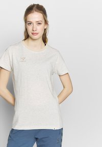 Lichtgrijze, korte mouwen T-shirt met ronde hals en een subtiele logo op de borst. Zachte, gladde stof met een relaxte pasvorm.