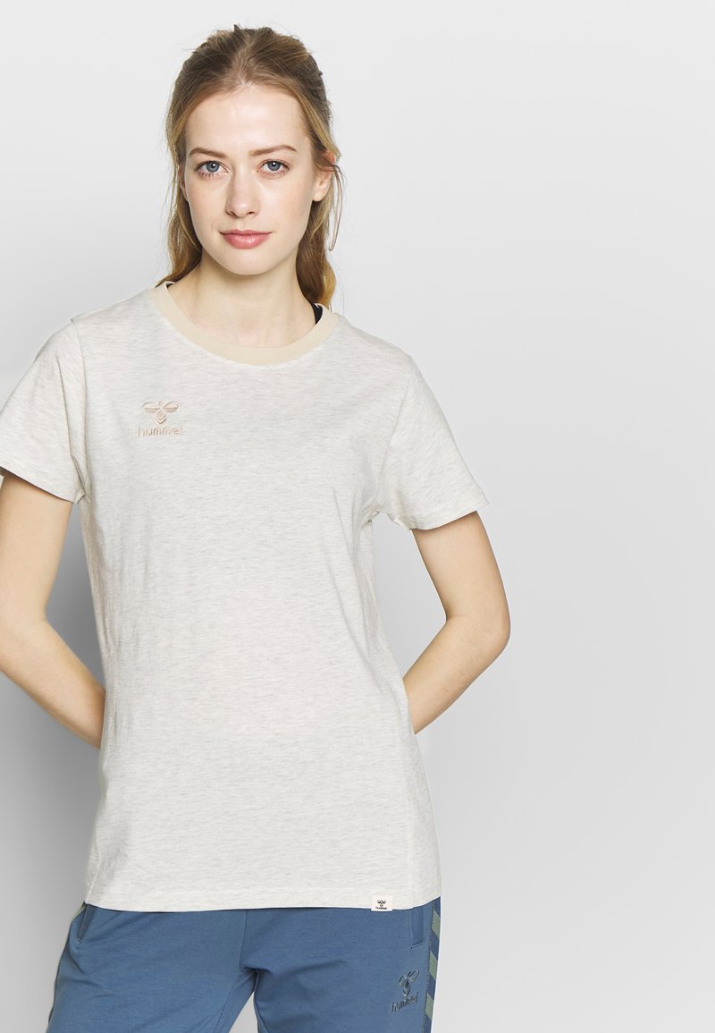 Lichtgrijze, korte mouwen T-shirt met ronde hals en een subtiele logo op de borst. Zachte, gladde stof met een relaxte pasvorm.