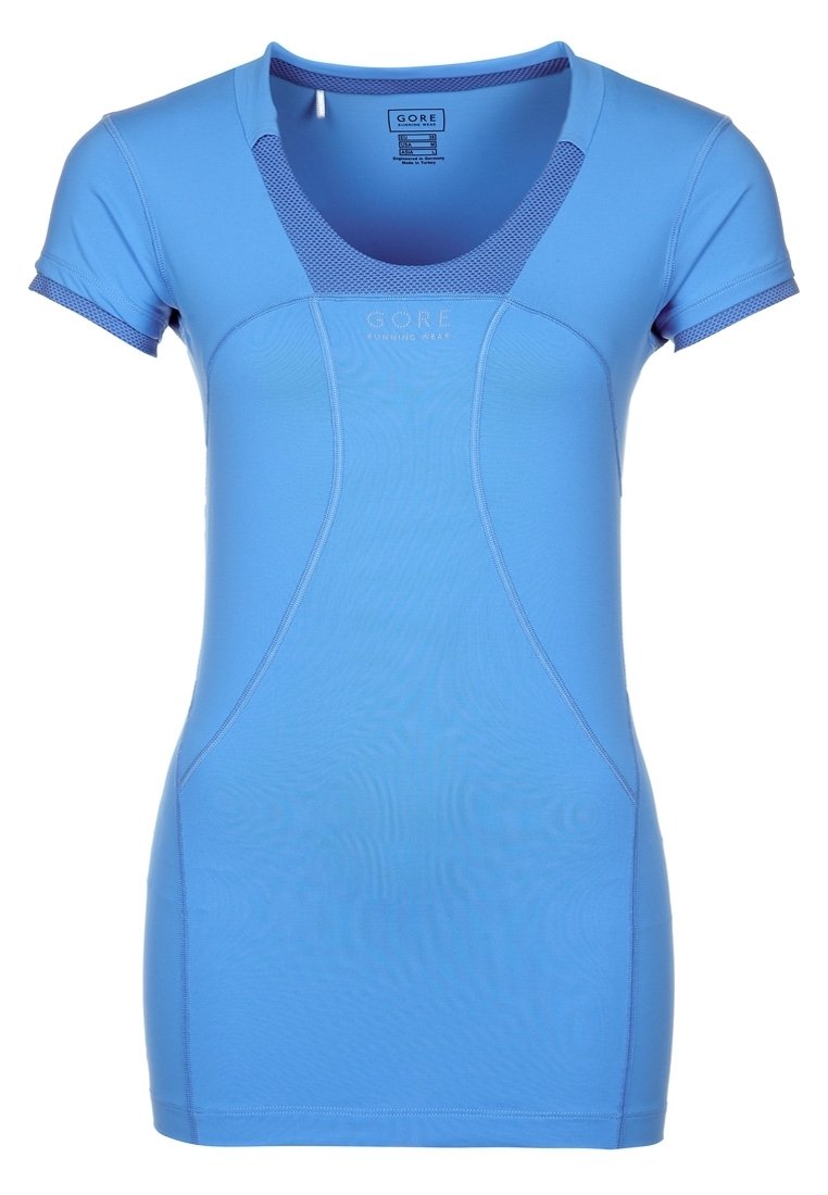 Blå atletisk kortärmad tröja med en figurnära design, andningsbart material, mesh-detaljer runt halsringningen och logotyp på framsidan.