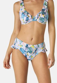 Costume da bagno a due pezzi con una base rosa decorata da motivi di foglie tropicali multicolori, spalline con volant e dettagli a volant decorativi sul fondo del bikini.