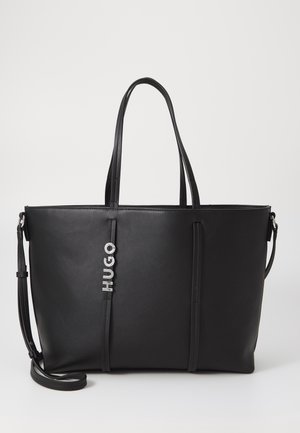 Schwarze Ledertasche mit zwei Griffen, verstellbarem Schultergurt und silbernem "HUGO"-Logo-Anhänger vorne.