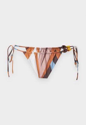 Lage bikinibroek met abstracte geometrische patronen in bruin, wit, blauw en roze, voorzien van verstelbare zijstrikjes met gele en bruine kralen.