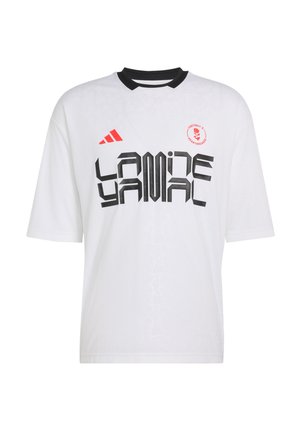 T-shirt bianca a maniche corte con collo nero, logo Adidas rosso, testo stilizzato nero e un emblema circolare rosso con la scritta "Football's Heartbreakers."