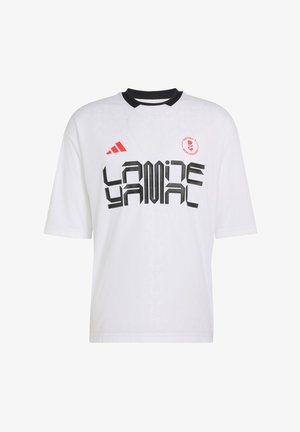 Fehér rövid ujjú póló fekete gallérral, piros Adidas logóval, fekete stilizált felirattal és egy piros kör alakú emblémával "Football's Heartbreakers" felirattal.