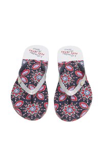 Flip-flopi ar tumši zilu ziedu rakstu, kurā ir sarkanas un baltas akcenti. Sudraba mirdzošas siksnas un strukturēta zole labākai saķerei.