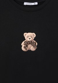 Czarny t-shirt z grafiką pluszowego misia w leoparda muszką, szczegółowe przeszycie i okrągły dekolt.