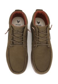 Donkerbruine lederen schoenen met een ronde neus, gestructureerd oppervlak, bruine veters en een rode binnenvoering. Bevat een logo op de binnenzolen.
