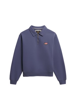 Lilla sweatshirt med lynlås i halsen og krave, der har ribbede ærmer og bund. Inkluderer et lille flag-patch på brystet.