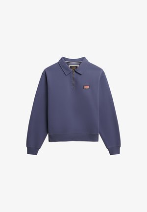 Lilla sweatshirt med lynlås i halsen og krave, der har ribbede ærmer og bund. Inkluderer et lille flag-patch på brystet.