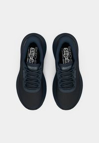 Σκούρο μπλε αθλητικά παπούτσια με υφασμάτινο πάνω μέρος με υφή, διαθέτοντας κορδόνια, μαλακή εσωτερική σόλα και ευέλικτη σόλα.