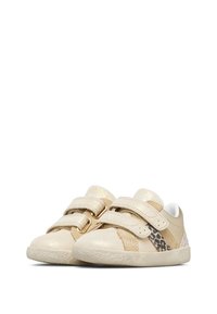 Sneakers per bambini in oro e beige con due cinturini in velcro, parte superiore testurizzata e dettagli a stampa leopardata sui lati. Suole in gomma.